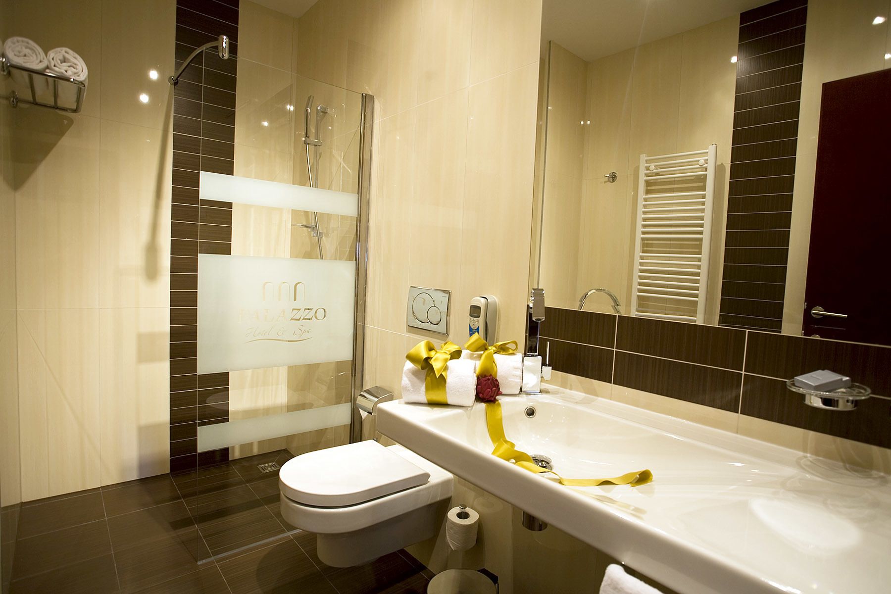 superior double room, city view | bathroom | free toiletries, hair dryer, bathrobes, towels