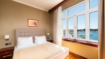 Dobbeltrom – premium, byutsikt | Minibar, safe på rommet, skrivebord og skrivebord for bærbar PC