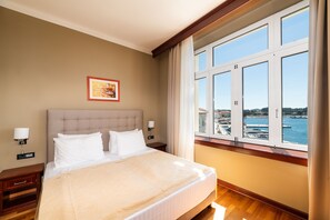 Minibar, in-room safe, desk, laptop workspace - BO Hotel Palazzo (Porec)