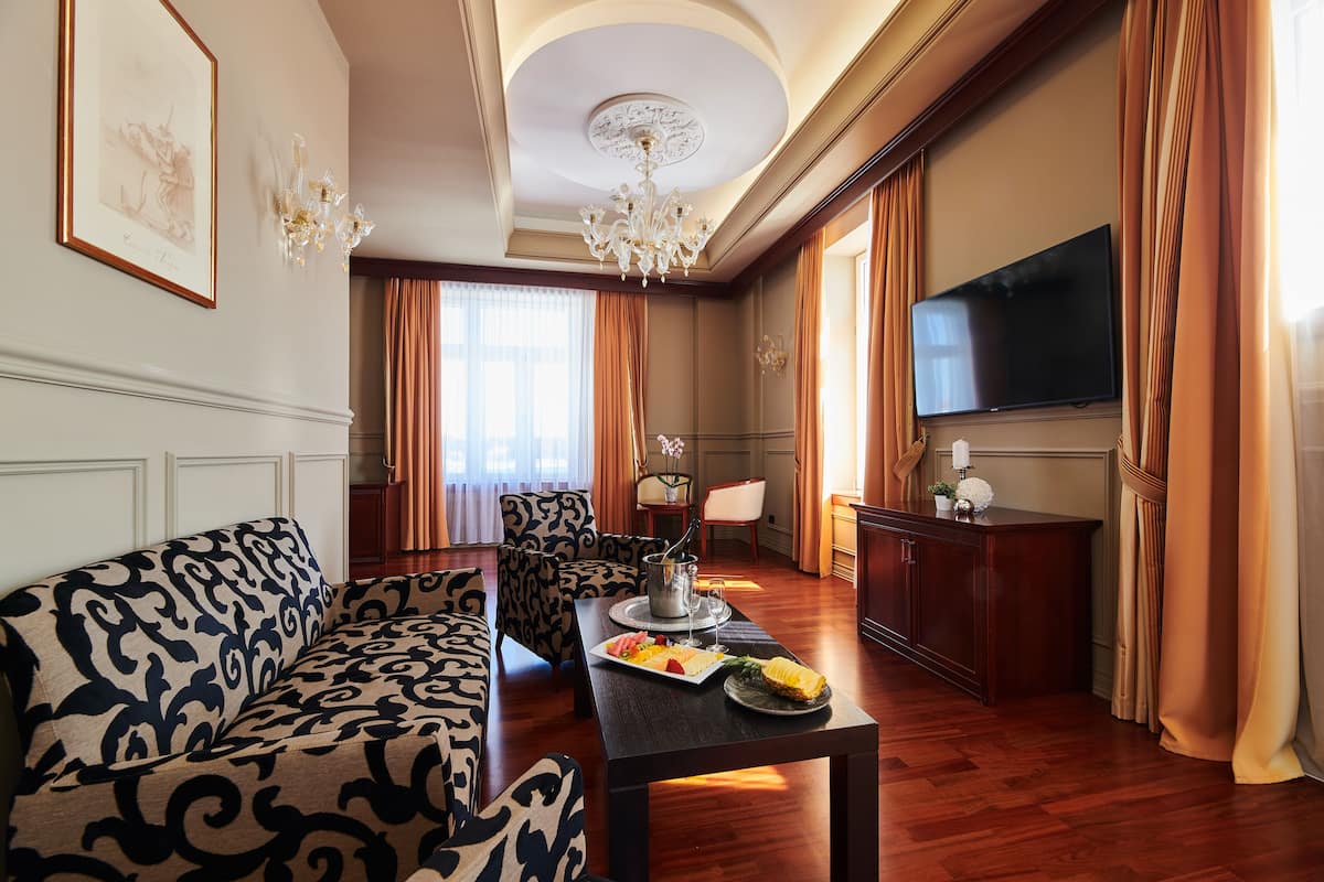 Studio Suite | Living room