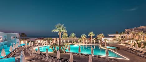 2 piscines extérieures, parasols de plage, chaises longues