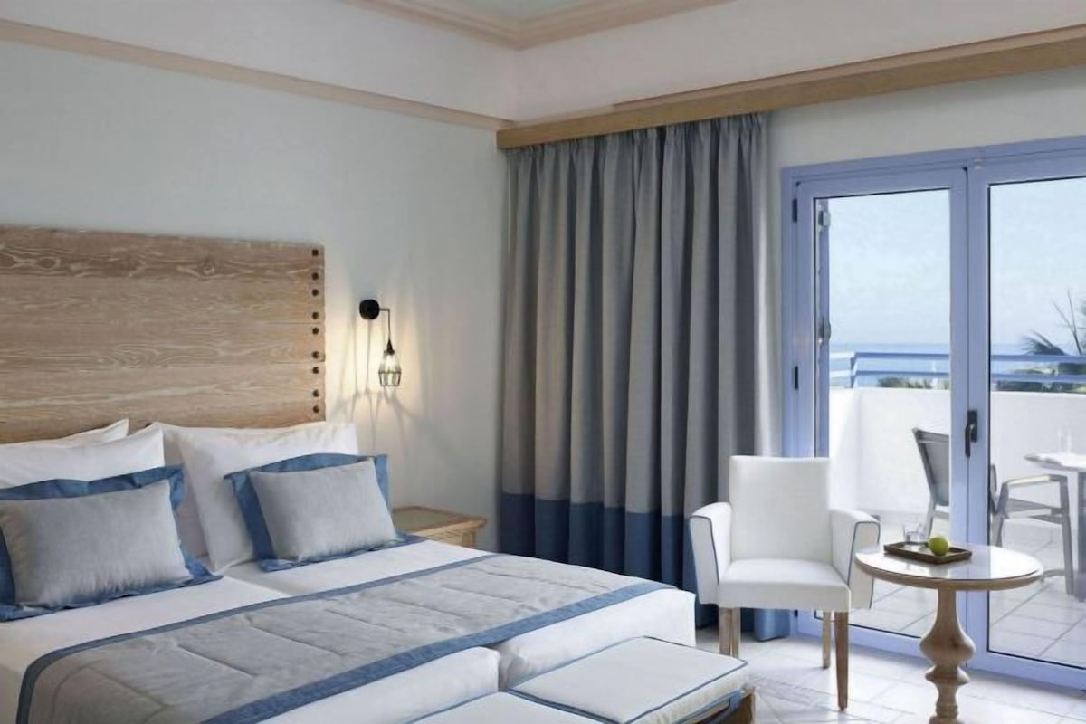 In-room safe, soundproofing, WiFi (free), bed sheets