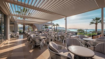 5 bars/lounges, een poolbar, een strandbar