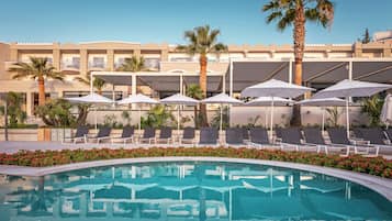 2 piscines extérieures, parasols de plage, chaises longues