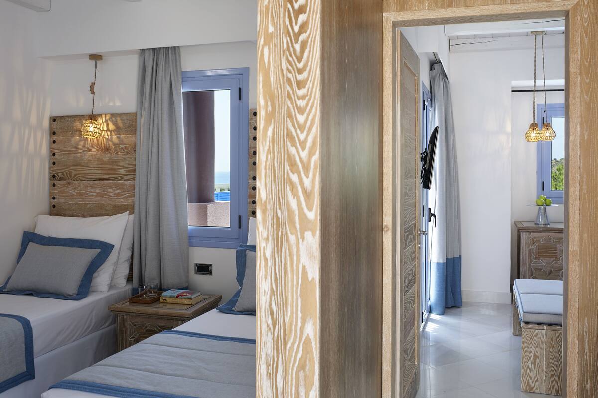 Family Suite | In-room safe, soundproofing, WiFi (free), bed sheets