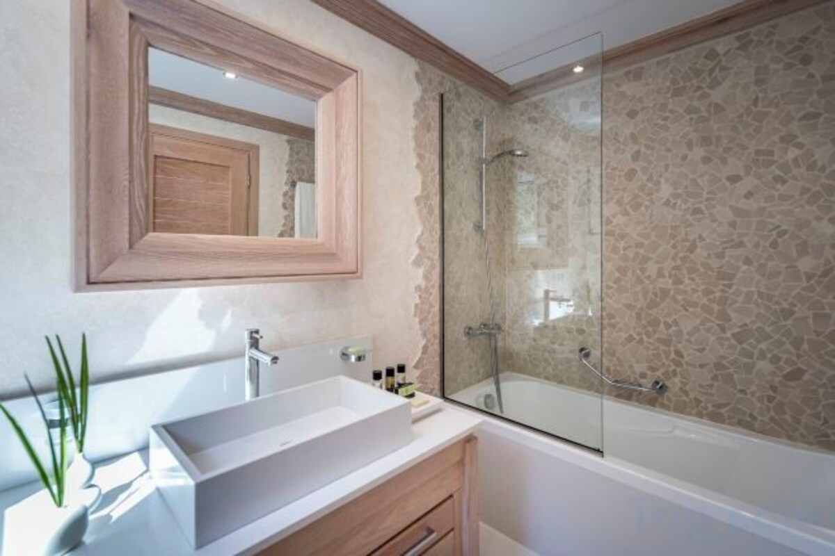 Badkamer | Een douche, gratis toiletartikelen, een haardroger, handdoeken