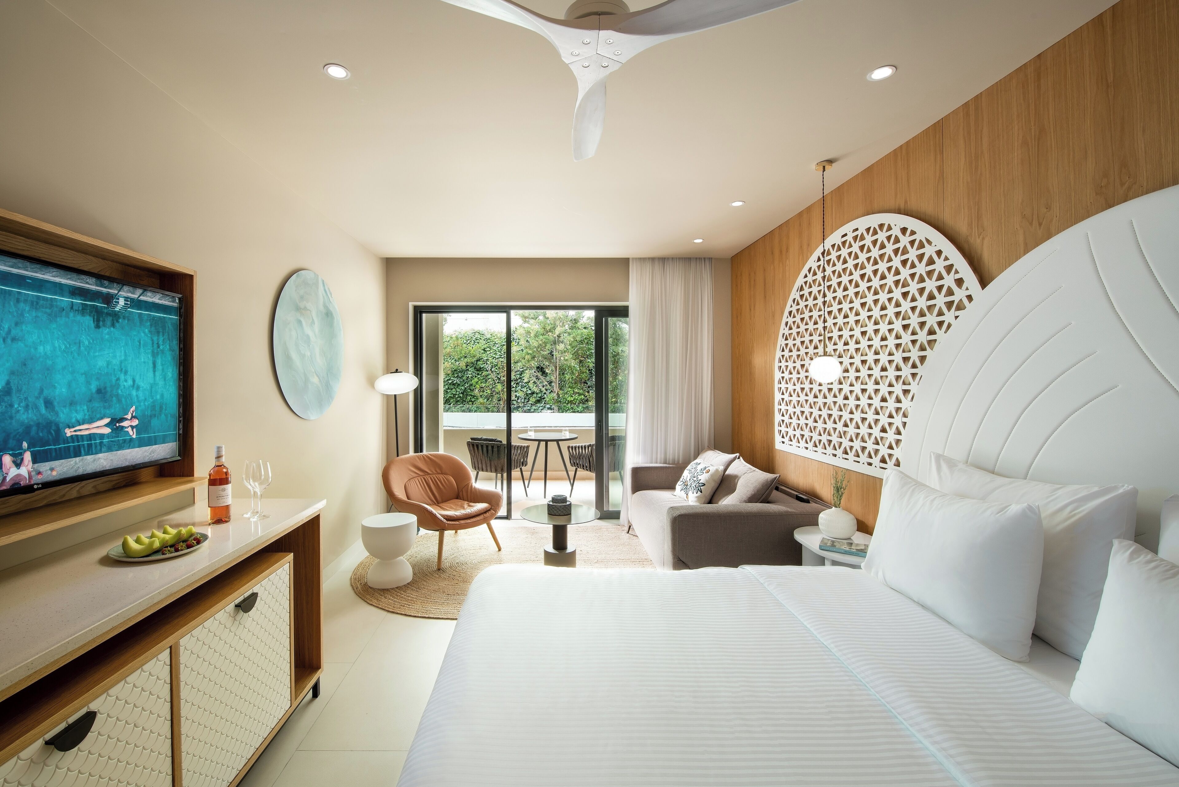In-room safe, soundproofing, free WiFi, bed sheets