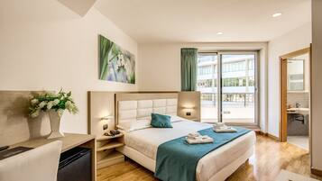 Habitación doble superior | 1 habitación, edredón, minibar y caja de seguridad en la habitación