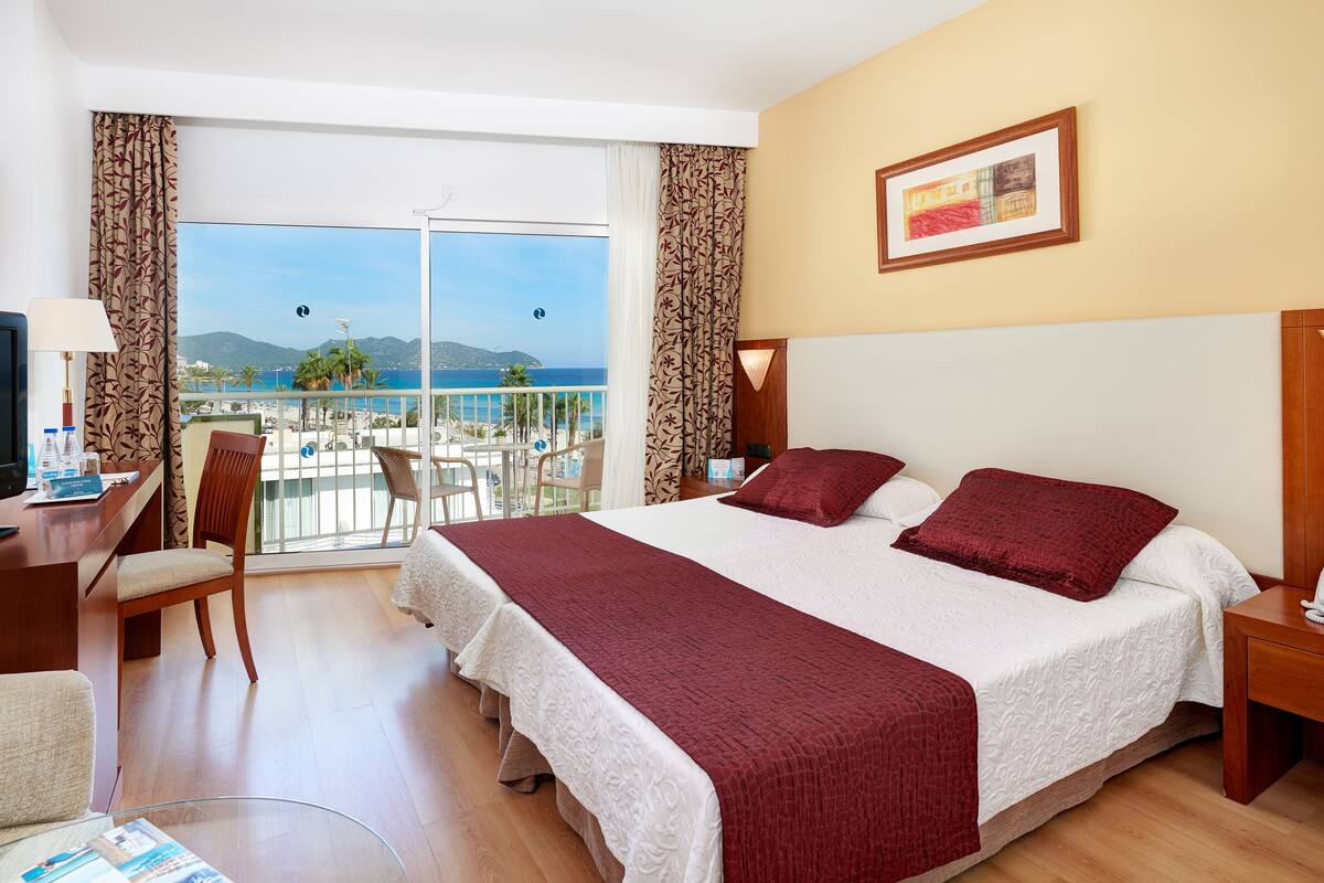 premium bedding, minibar, desk, soundproofing