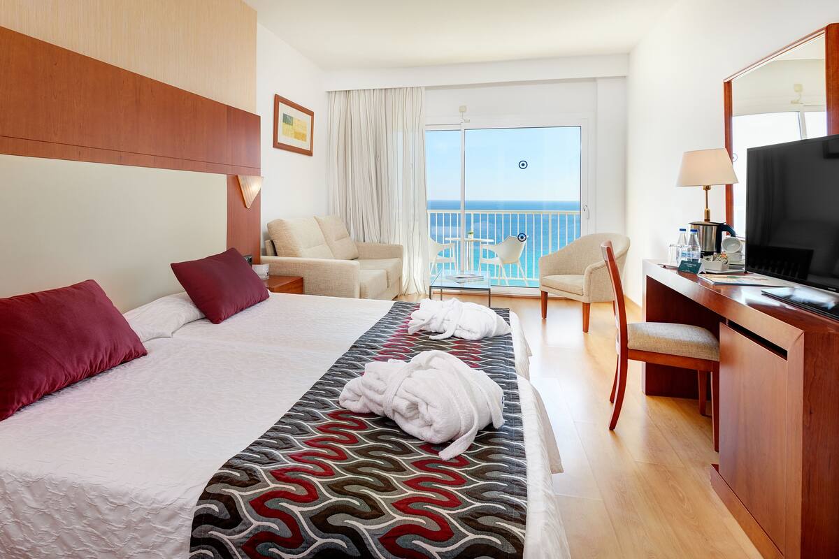 premium bedding, minibar, desk, soundproofing