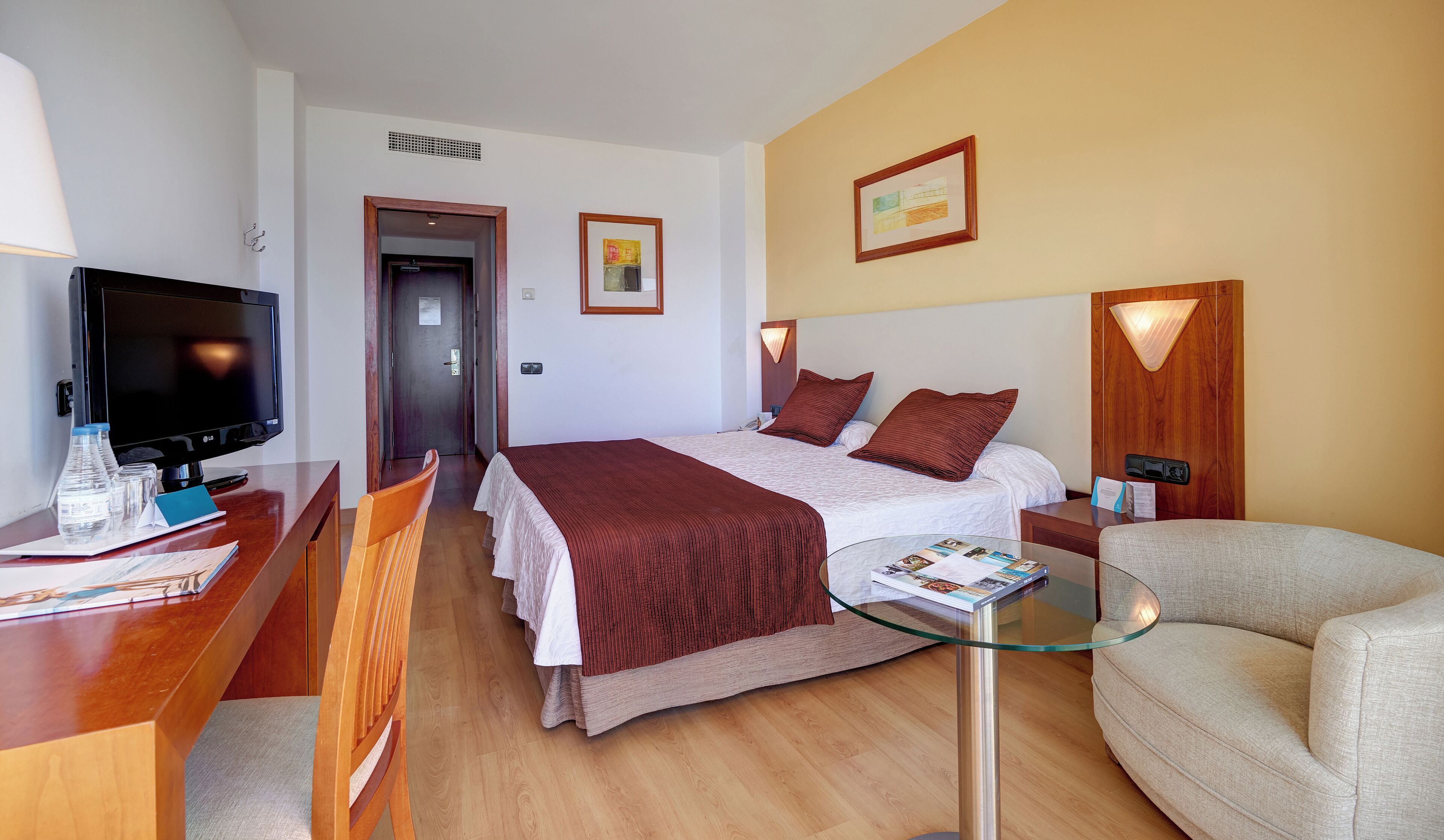 Hochwertige Bettwaren, Minibar, Schreibtisch, schallisolierte Zimmer