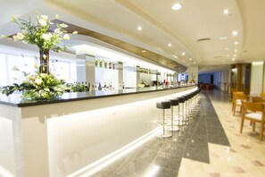 2 bar/lounge, bar sull'acqua, bar a bordo piscina