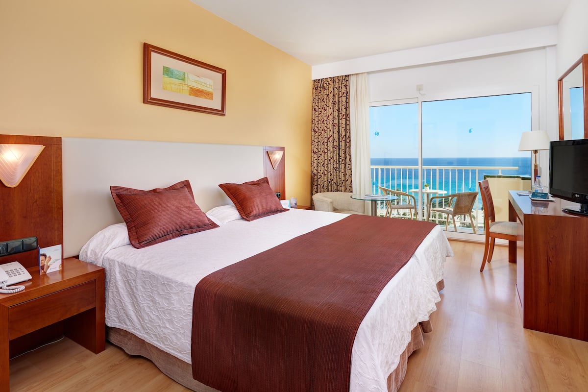 premium bedding, minibar, desk, soundproofing