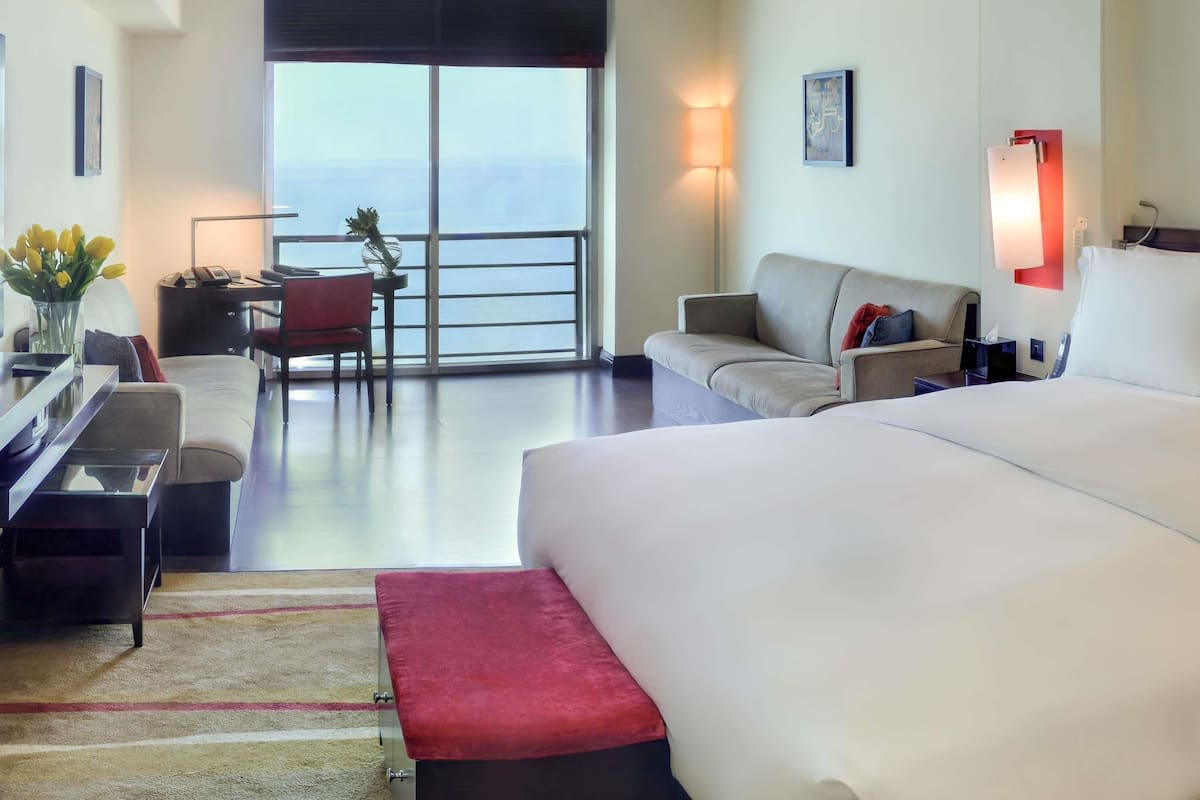 Suite Junior, 1 grand lit, accĂšs au salon club, vue mer