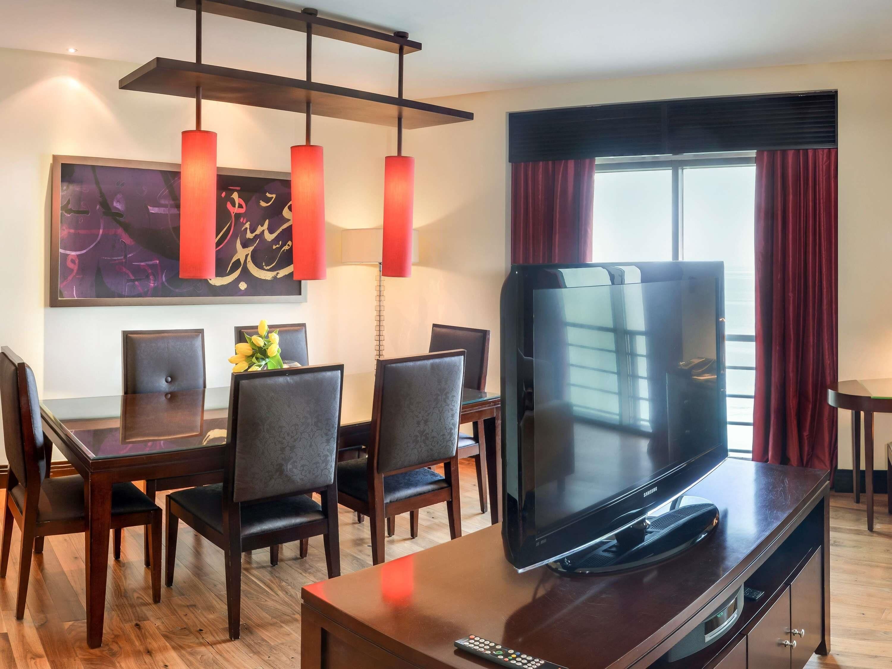 Suite, 1 Queen Bed, Club lounge access, Sea View (Opera)