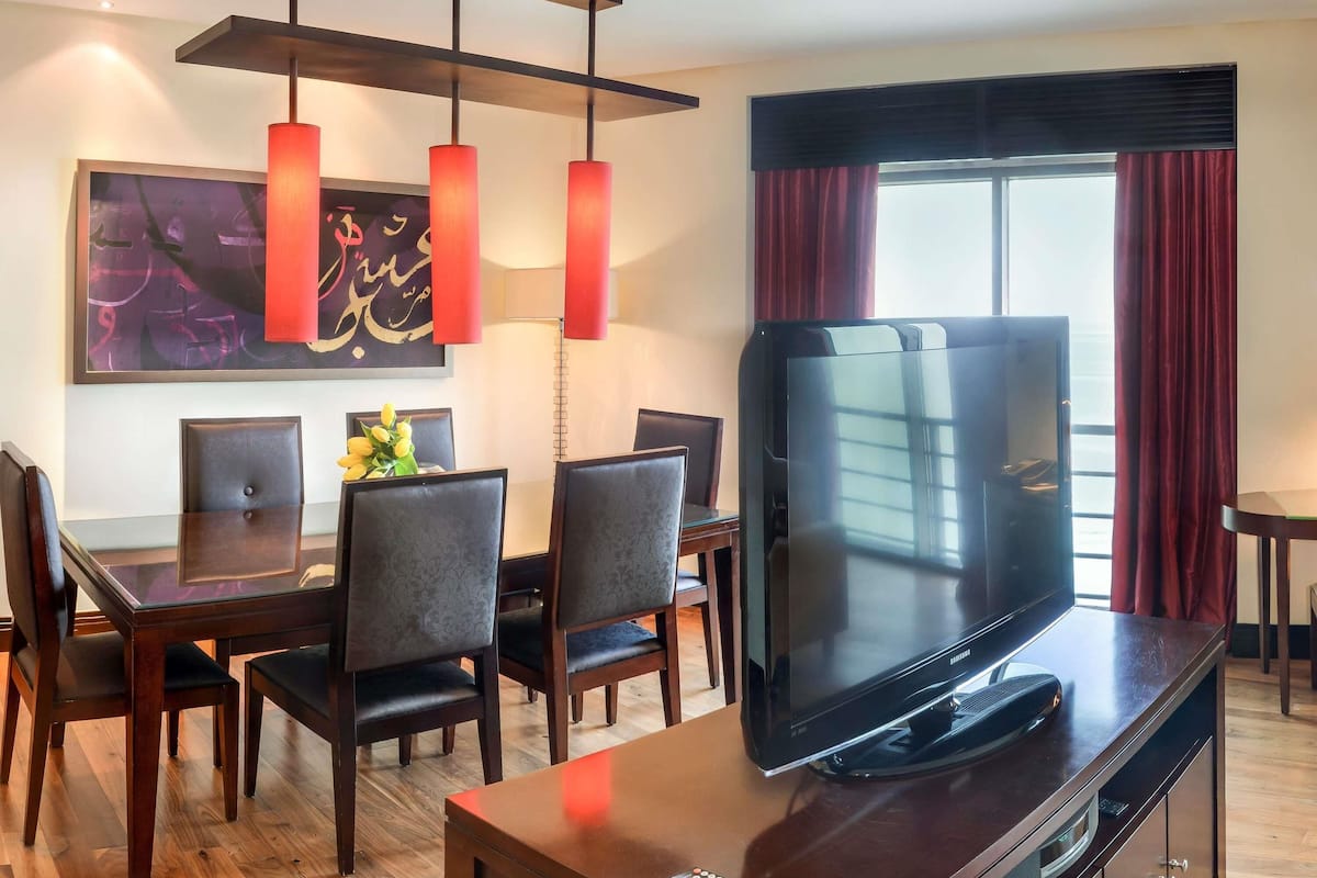 Suite, 1 Queen Bed, Club lounge access, Sea View (Opera)