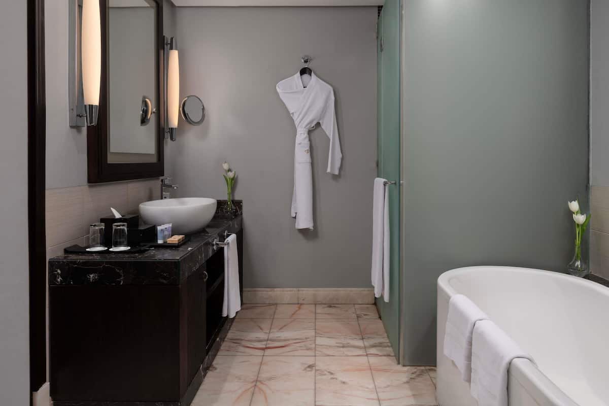 Suite, 1 trĂšs grand lit, accĂšs au salon club, vue mer (Prestige)