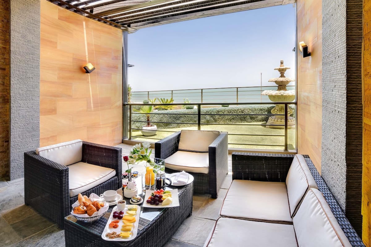 Chambre Luxe, 1 grand lit, balcon, vue mer