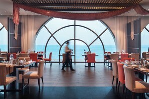 3 restaurants; breakfast, lunch, and dinner served - Sofitel Al Khobar The Corniche (Al Khobar)