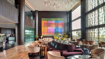 3 restaurantes; se sirven desayunos, almuerzos, cenas y cocina francesa