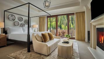 Sengetøy av topp kvalitet, dundyner, safe på rommet og skrivebord