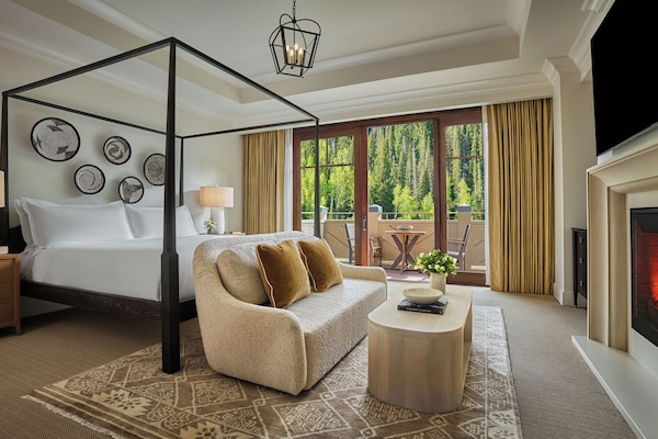 Premium bedding, down comforters, in-room safe, desk