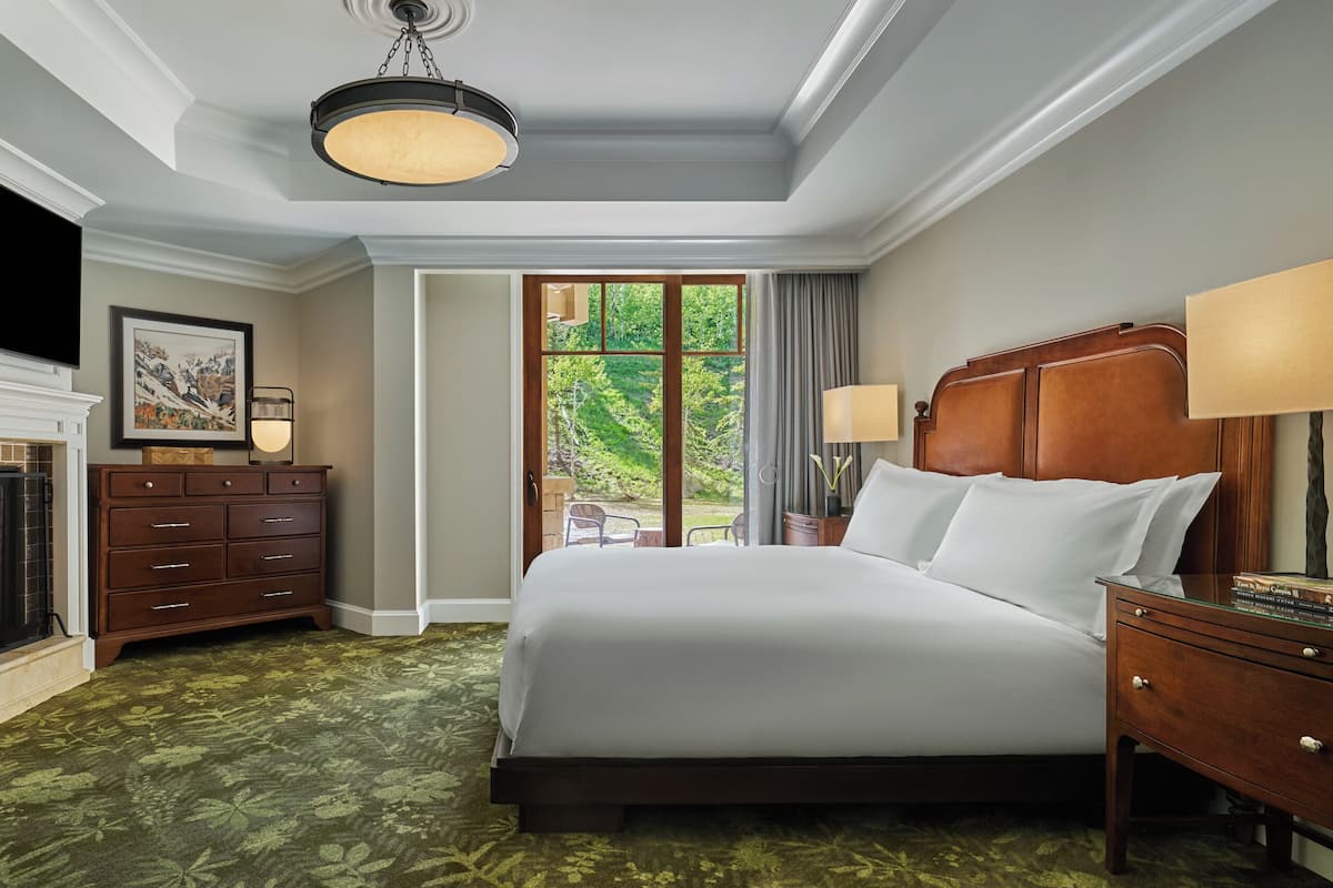 1 bedroom, premium bedding, down comforters, in-room safe