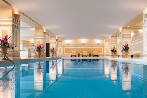 Innenpool, AuĂenpool, Sonnenschirme, LiegestĂŒhle