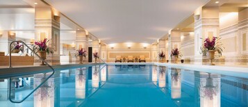 Innenpool, Außenpool, Sonnenschirme, Liegestühle