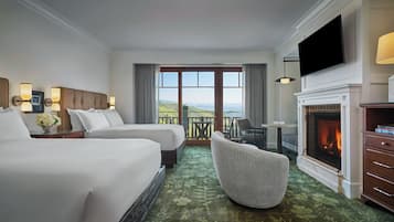 Ylelliset vuodevaatteet, untuvapeitot, tallelokero huoneessa, työpöytä