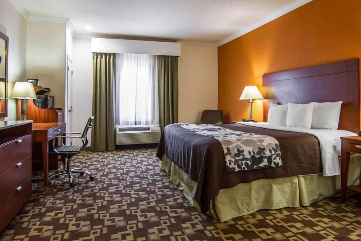 Desk, iron/ironing board, rollaway beds, free WiFi