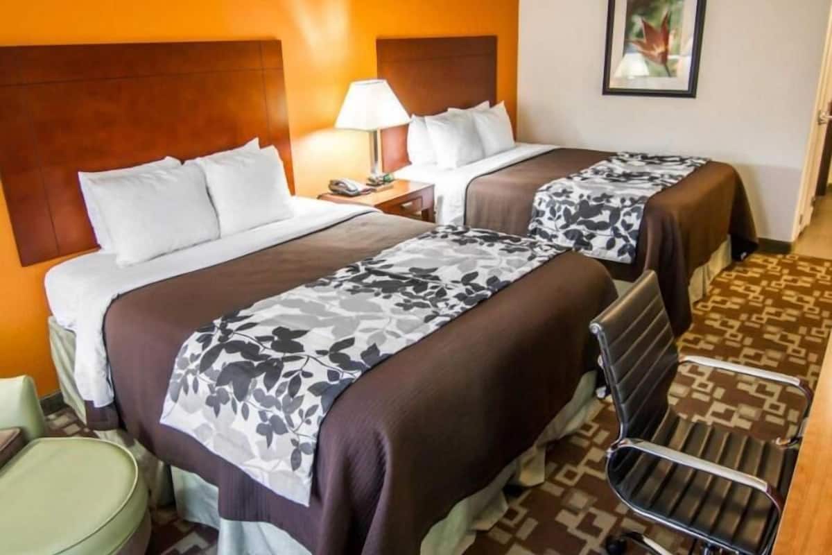 Desk, iron/ironing board, rollaway beds, free WiFi