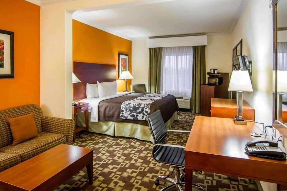 Desk, iron/ironing board, rollaway beds, free WiFi