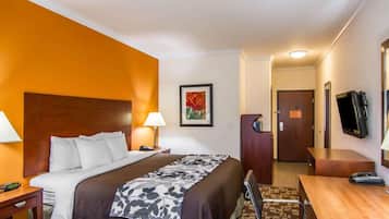 1 habitación, escritorio y tabla de planchar con plancha