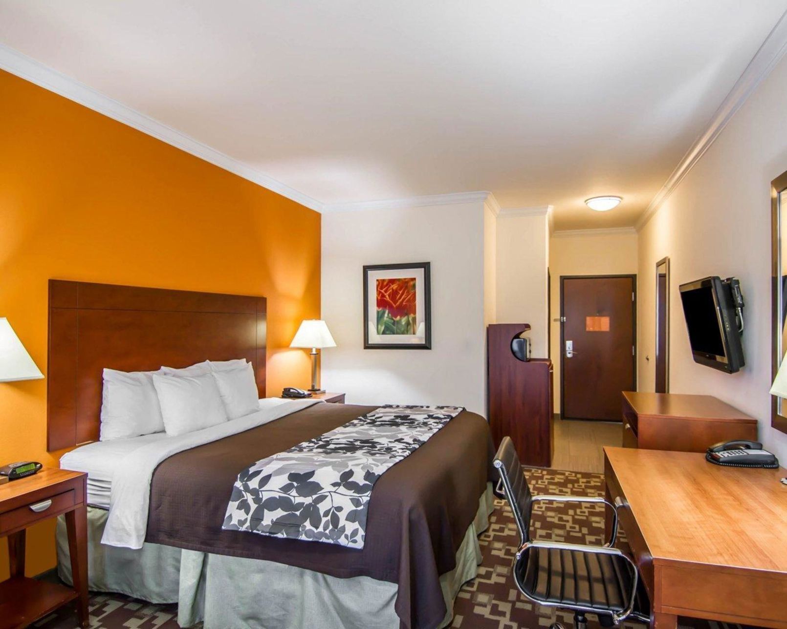 Desk, iron/ironing board, rollaway beds, free WiFi