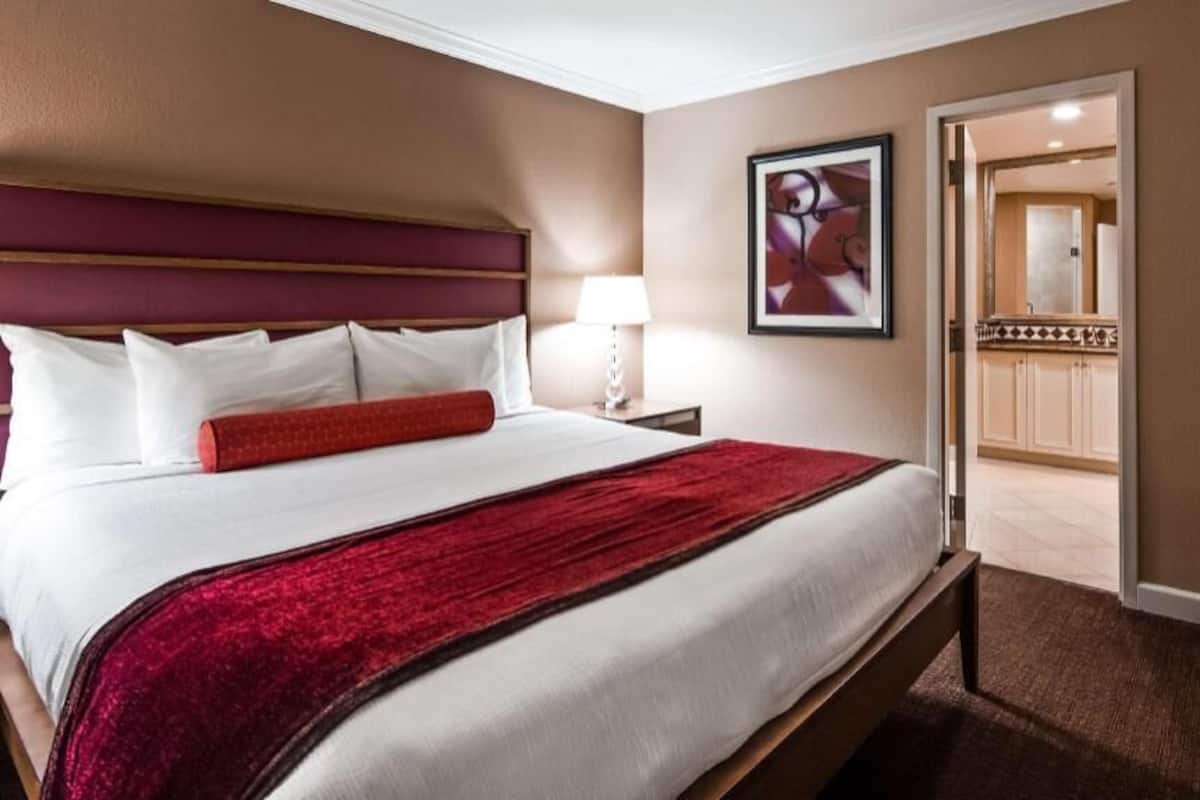 1 bedroom, premium bedding, Tempur-Pedic beds, in-room safe