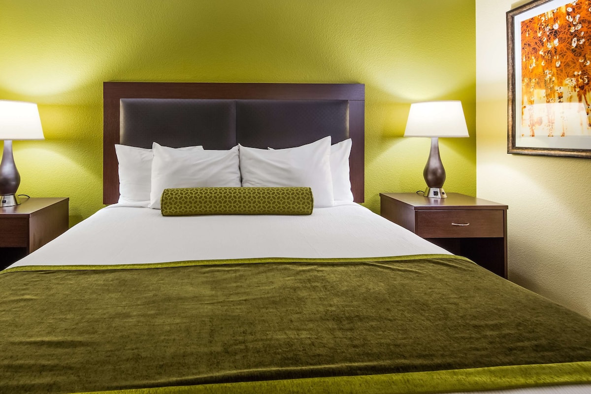 Suite, 1 King Bed, Non Smoking, Refrigerator (No Resort Fees) | 1 bedroom, premium bedding, Tempur-Pedic beds, in-room safe