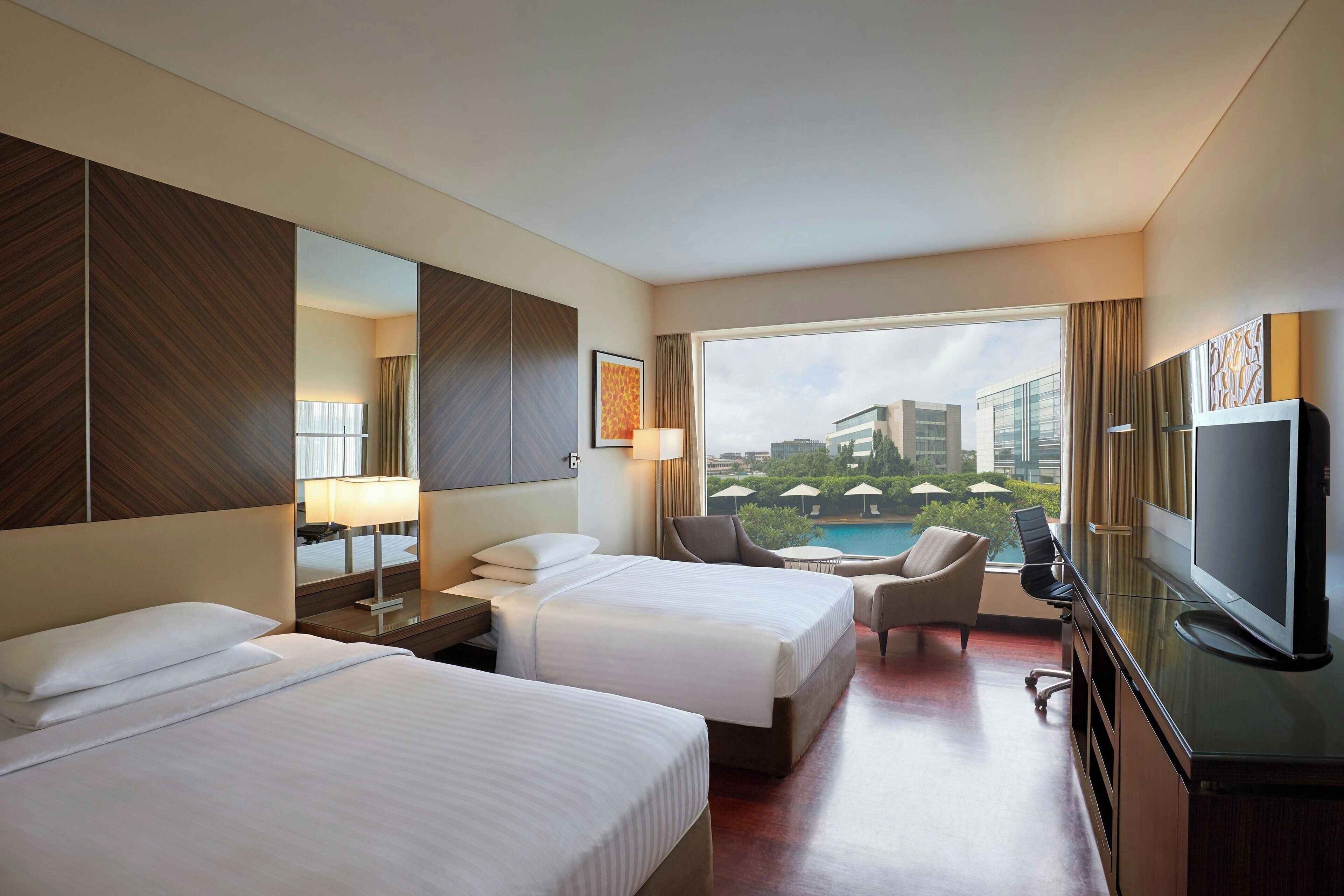 حمّام سباحة خارجي، مظلات على حمّام السباحة، مقاعد للتشمس