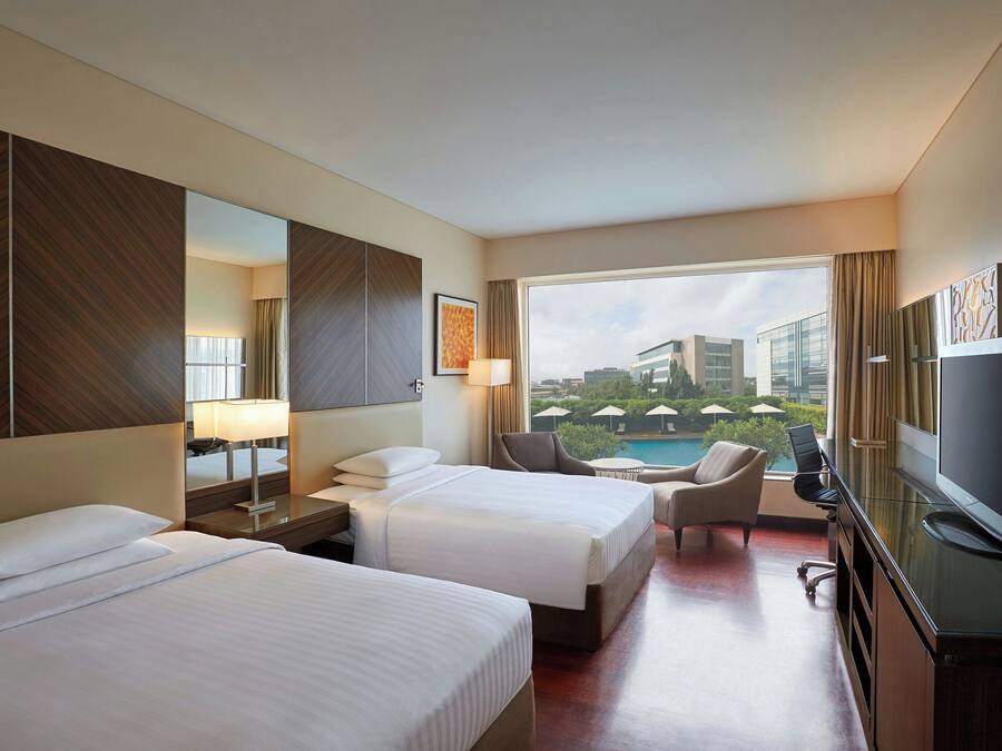 Una piscina al aire libre, sombrillas, sillones reclinables de piscina