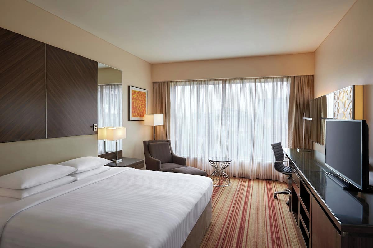Deluxe Room, 1 King Bed | Premium bedding, pillowtop beds, minibar, in-room safe