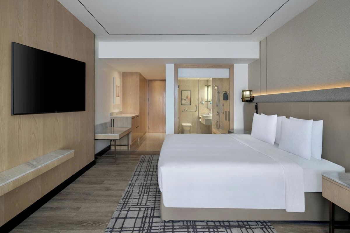 Executive Room, 1 King Bed | Premium bedding, pillowtop beds, minibar, in-room safe