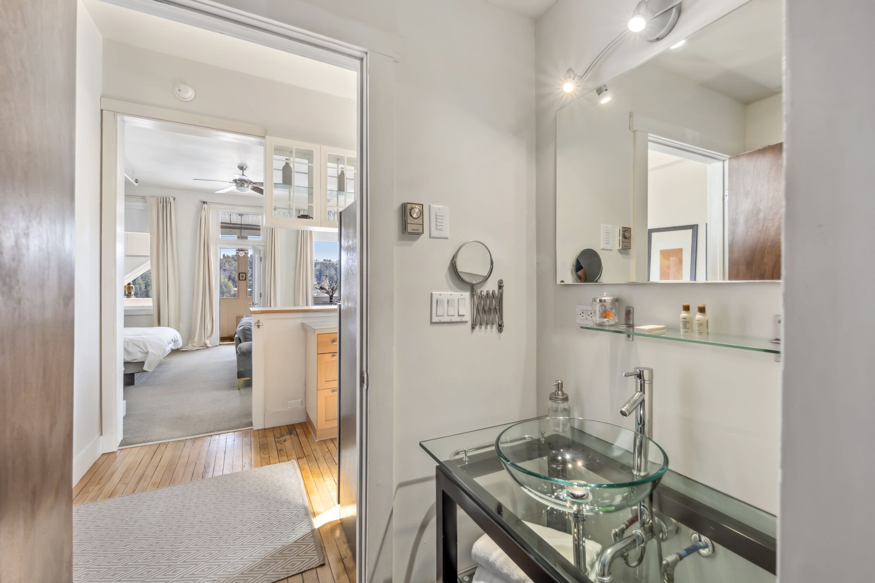 studio suite, 1 king bed, lake view (suite 04: deluxe king lak) | bathroom