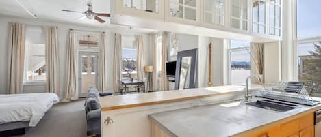 Studio Suite, 1 Tempat Tidur King, pemandangan danau (Suite 04: deluxe king lak) | Dapur pribadi