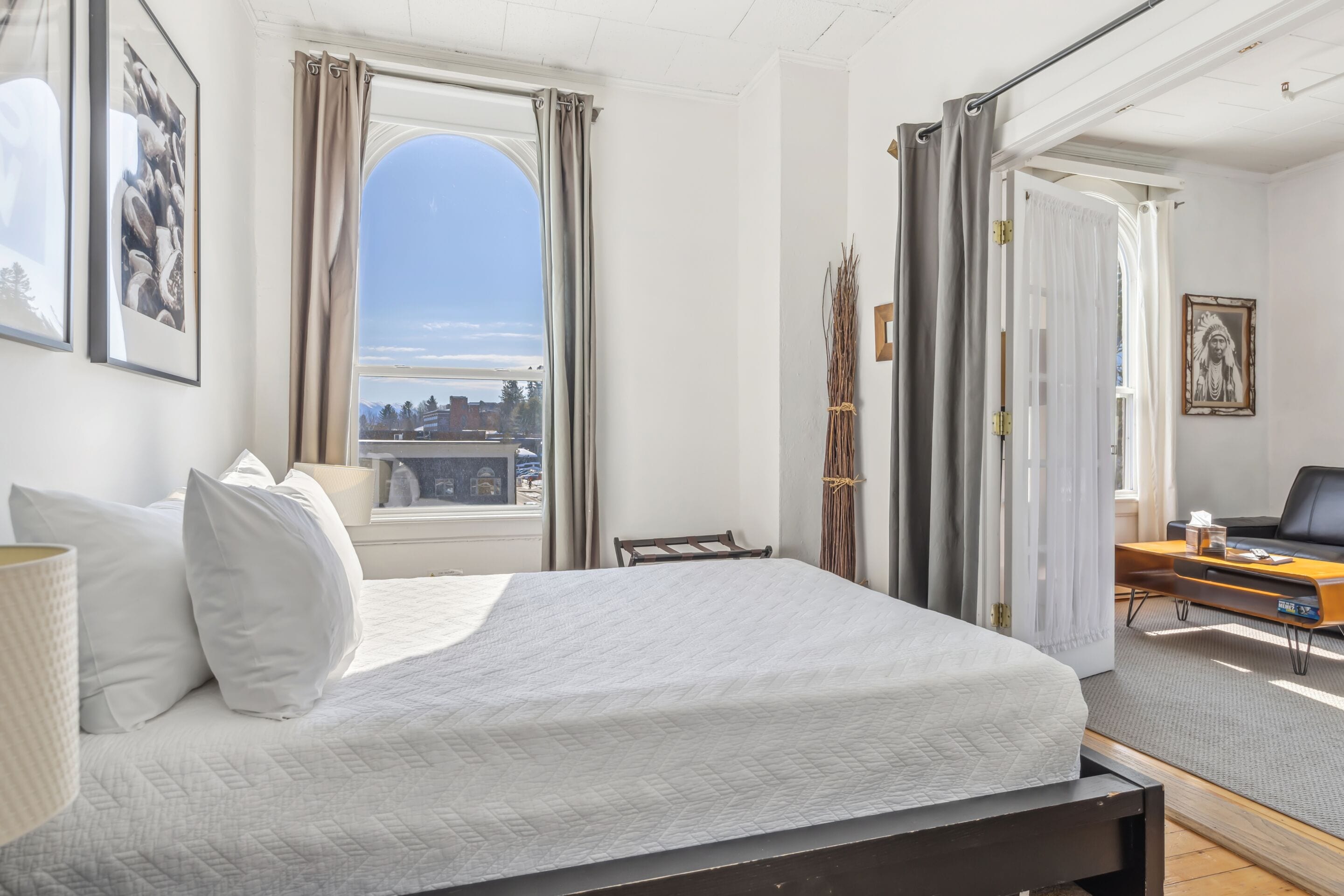 suite, 2 bedrooms, partial lake view (suite 06: 2 queen bedrms )