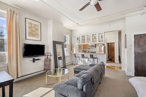 Deluxe Suite, Ensuite, Lake View (Suite 04: deluxe king lak) | Lounge