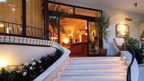 Una escalera que conduce a una habitación con vistas al exterior.