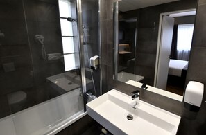 Quarto casal conforto | Banheiro | Secador de cabelo, toalhas de banho