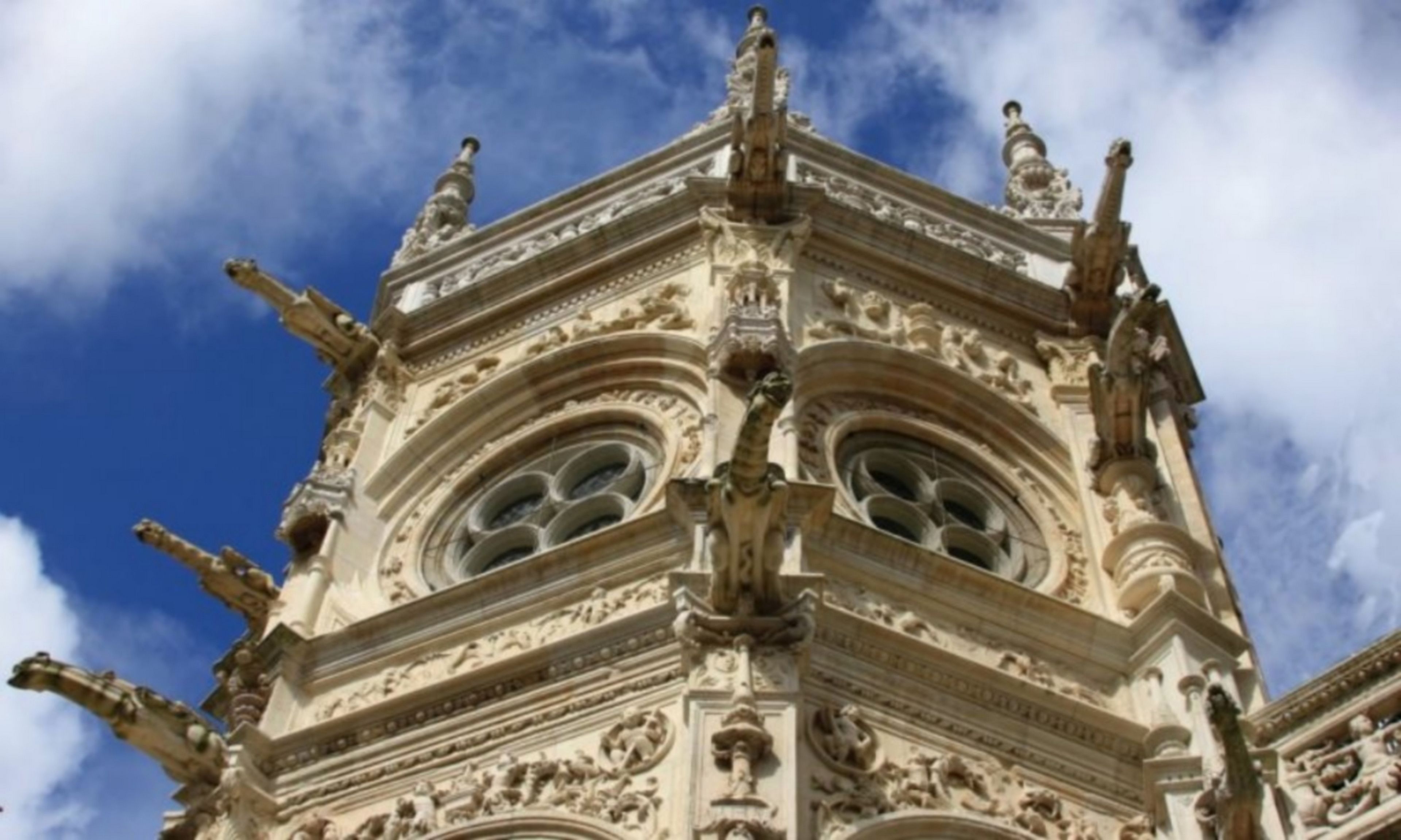 Una estructura arquitectónica detallada con elaborados adornos y múltiples ventanas arqueadas.