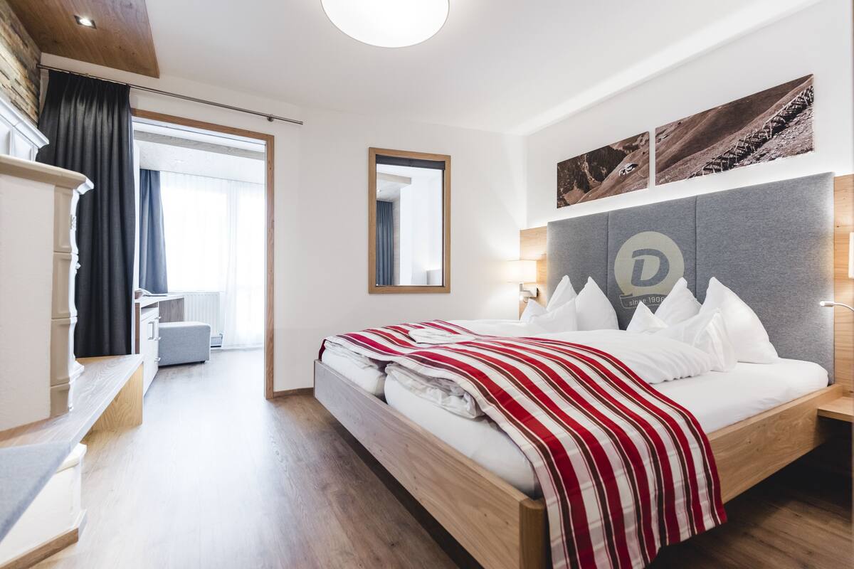Habitación junior, 1 cama matrimonial y sofá cama, balcón, vista a la montaña (Panorama) | Servicios de la habitación