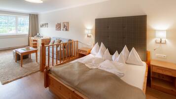 Phòng Suite dành cho gia đình, 2 phòng ngủ | Minibar, két bảo mật tại phòng, bàn, màn/rèm cản sáng